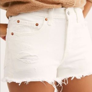 Levi’s 501 cutoffs - white, size 26